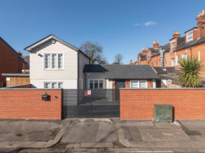 The Luxe 2-Bed House in Reading Cosy & Near town